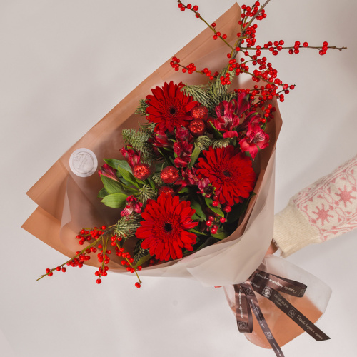 Букет с герберами, илексом и нобилисом "От Деда Мороза" N 72282