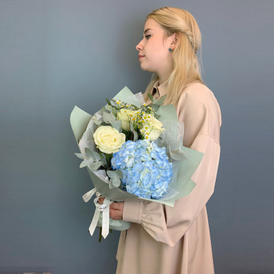 Букет из розовой гортензии с розами и ромашками N 66831 Букет из розовой гортензии с розами и ромашками N 66831