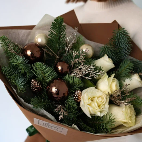 Букет из нобилиса и белых роз "Горячий шоколад" N 91149