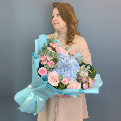 Букет с голубой гортензией и кустовыми розами 71078 Букет с голубой гортензией и кустовыми розами 71078