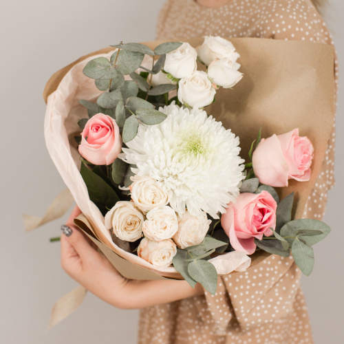 Букет из одноголовой хризантемы с розами и эвкалиптом N 50445