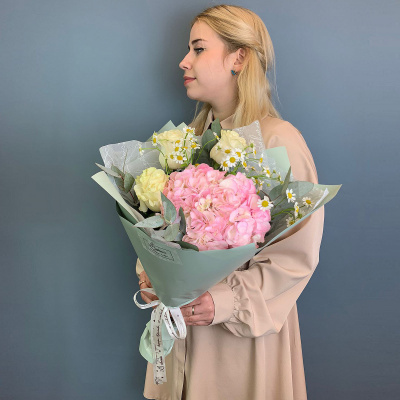 Букет из розовой гортензии с розами и ромашками N 66831 Букет из розовой гортензии с розами и ромашками N 66831