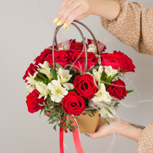 Сумочка с красными розами Кения и альстромерией арт. 50539