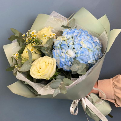 Букет из розовой гортензии с розами и ромашками N 66831 Букет из розовой гортензии с розами и ромашками N 66831