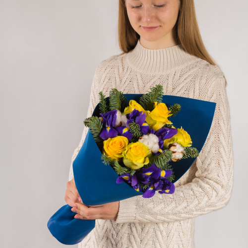 Букет с розами, ирисами и еловыми ветками "Мороз и солнце" N 72272