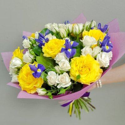 Букет "Весеннее солнце" из кустовой и эквадорской розы и ирисов. N 28484