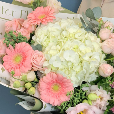 Букет с гортензией, пионовидными розами и мини герберами 66532 Букет с гортензией, пионовидными розами и мини герберами 66532
