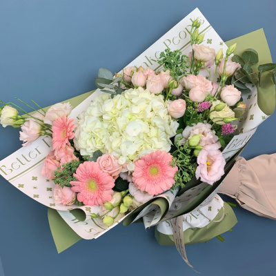 Букет с гортензией, пионовидными розами и мини герберами 66532 Букет с гортензией, пионовидными розами и мини герберами 66532