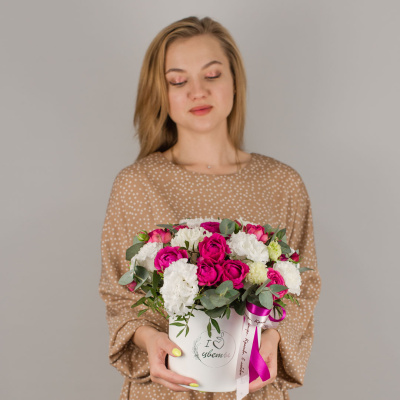 Коробка с розовыми пионовидными розами. Размер L. N 45002